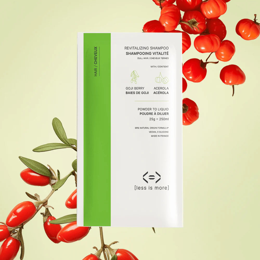 Recharge de shampooing Less is More à la baie de goji et à l’acérola, formule en poudre pour cheveux ternes et fatigués.