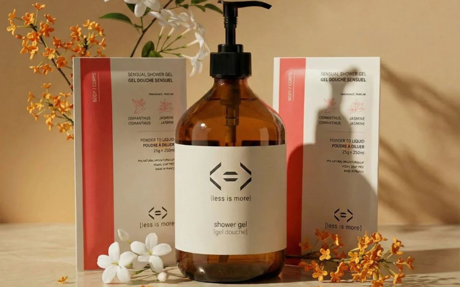 Visuel de rubrique homepage Less is More avec flacons et recharges de soins clean beauty dans une ambiance salle de bain douce et minimaliste.