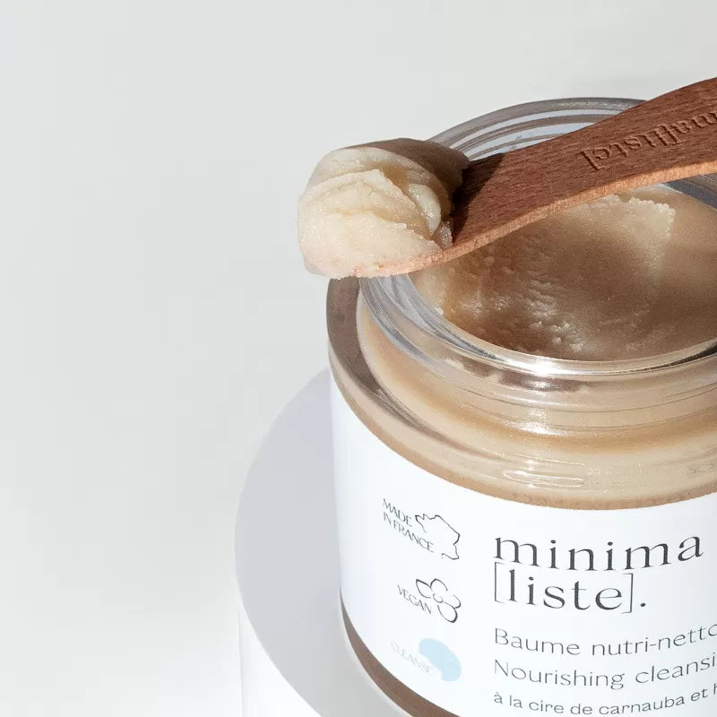 Application du Baume Nutri-Nettoyant Minimaliste, baume démaquillant pour le visage, les yeux et le maquillage waterproof.