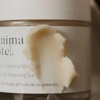 Texture fondante du Baume Nutri-Nettoyant Minimaliste, soin démaquillant qui se transforme en mousse au contact de l’eau.