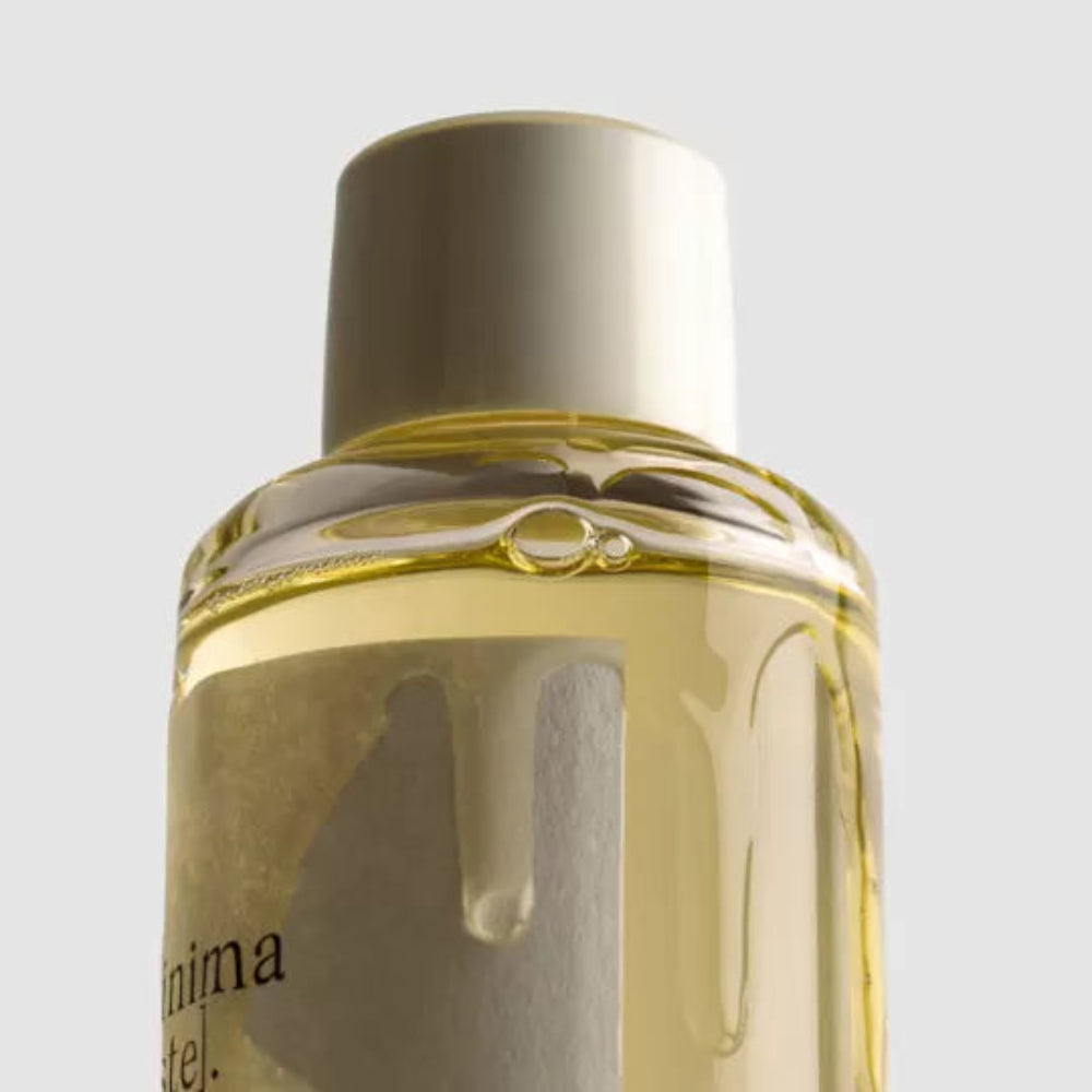 Texture fluide de l’Huile Démaquillante Minimaliste, soin visage qui dissout maquillage, sébum et impuretés.