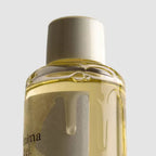 Texture fluide de l’Huile Démaquillante Minimaliste, soin visage qui dissout maquillage, sébum et impuretés.