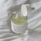 Sérum-huile visage Minimaliste pour peaux sensibles, soin bio à la texture légère sans huile essentielle ni allergène.