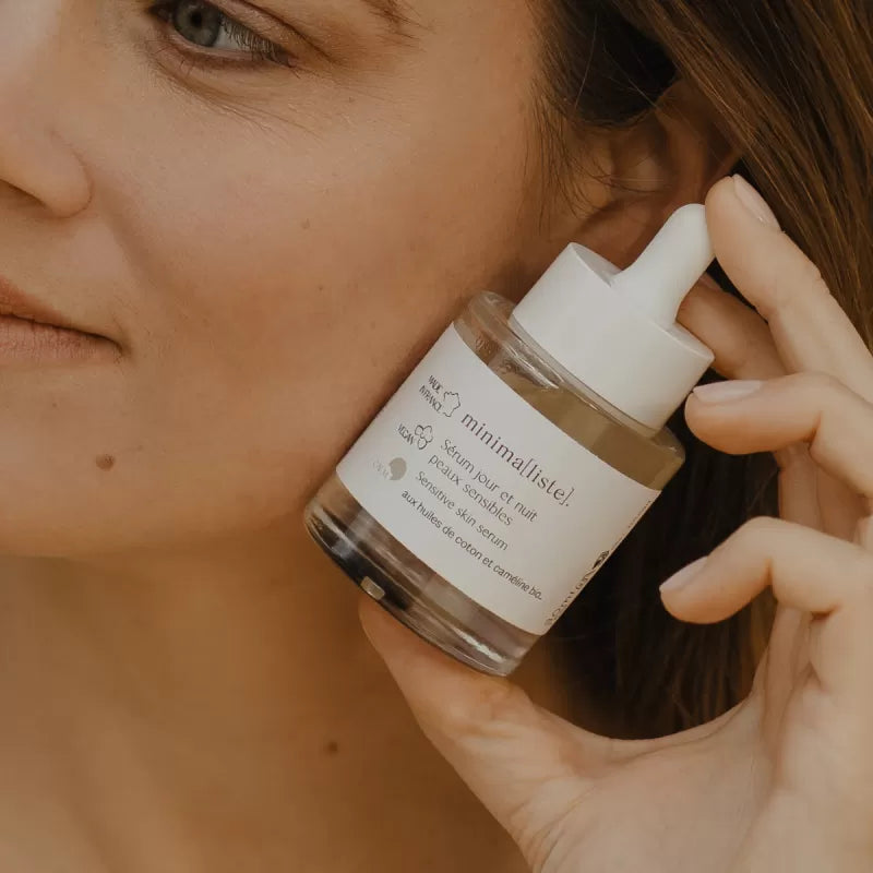 Application du Sérum Jour & Nuit Peaux Sensibles Minimaliste, soin visage bio pour nourrir et réconforter la peau.