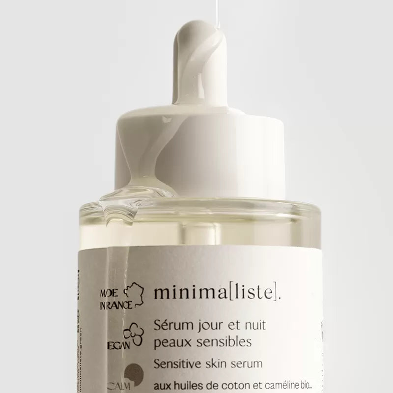 Texture huile légère du Sérum Jour & Nuit Peaux Sensibles Minimaliste, soin visage doux pour peau réactive.