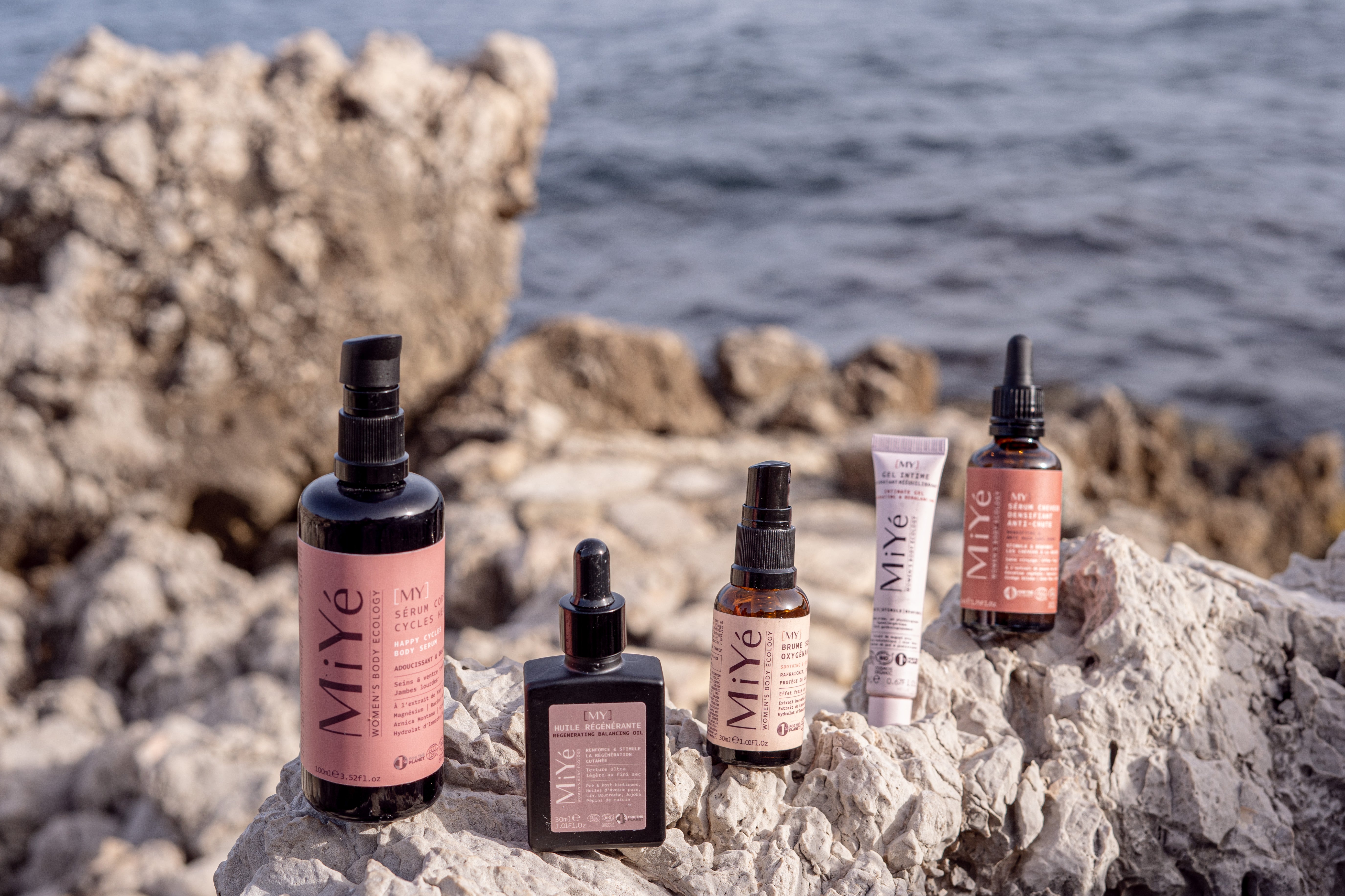 Visuel produit Miye avec formats 15 ml de sérum, huile, brume ou gel, présentés dans une mise en scène éditoriale.