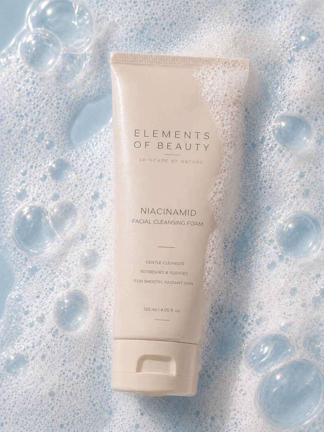 nettoyant visage au niacinamide avec mousse douce et bulles illustrant un soin purifiant et respectueux de la peau