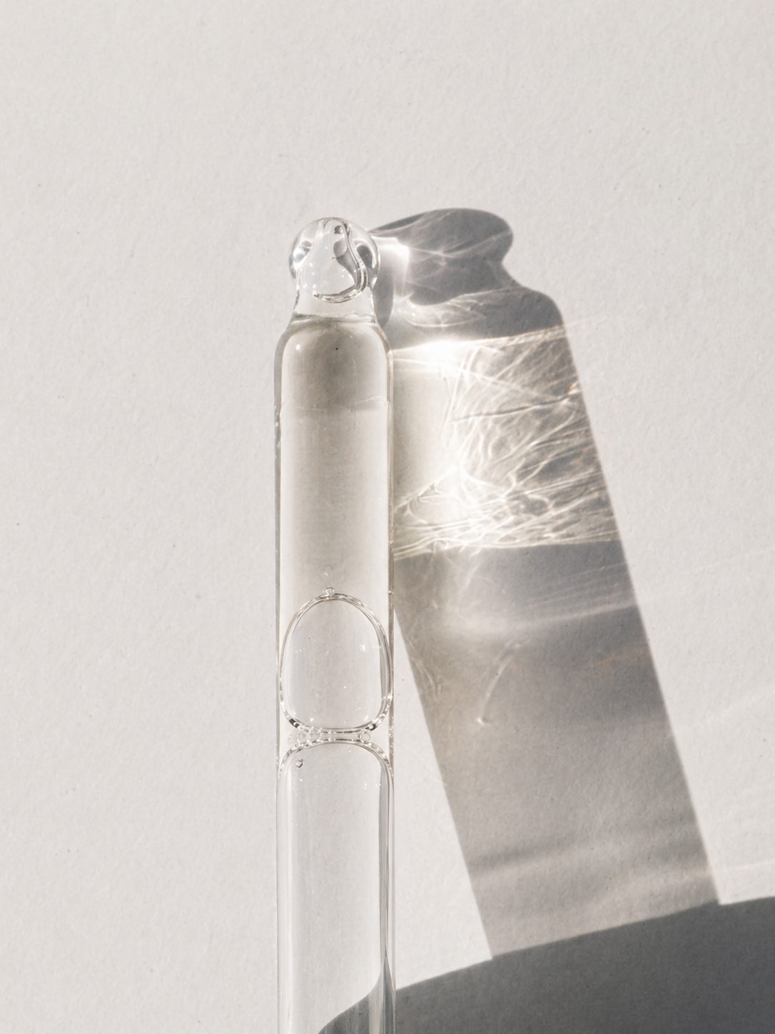 pipette contenant un sérum transparent illustrant un actif cosmétique comme le niacinamide utilisé dans les soins visage