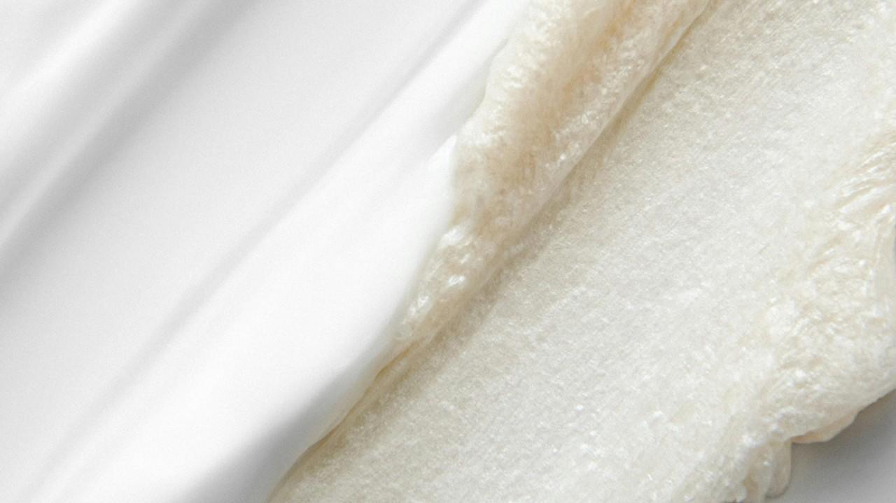Visuel de la page Nos Exclusions Inura illustrant les parabènes, avec texture crème blanche sur fond doux et lumineux.