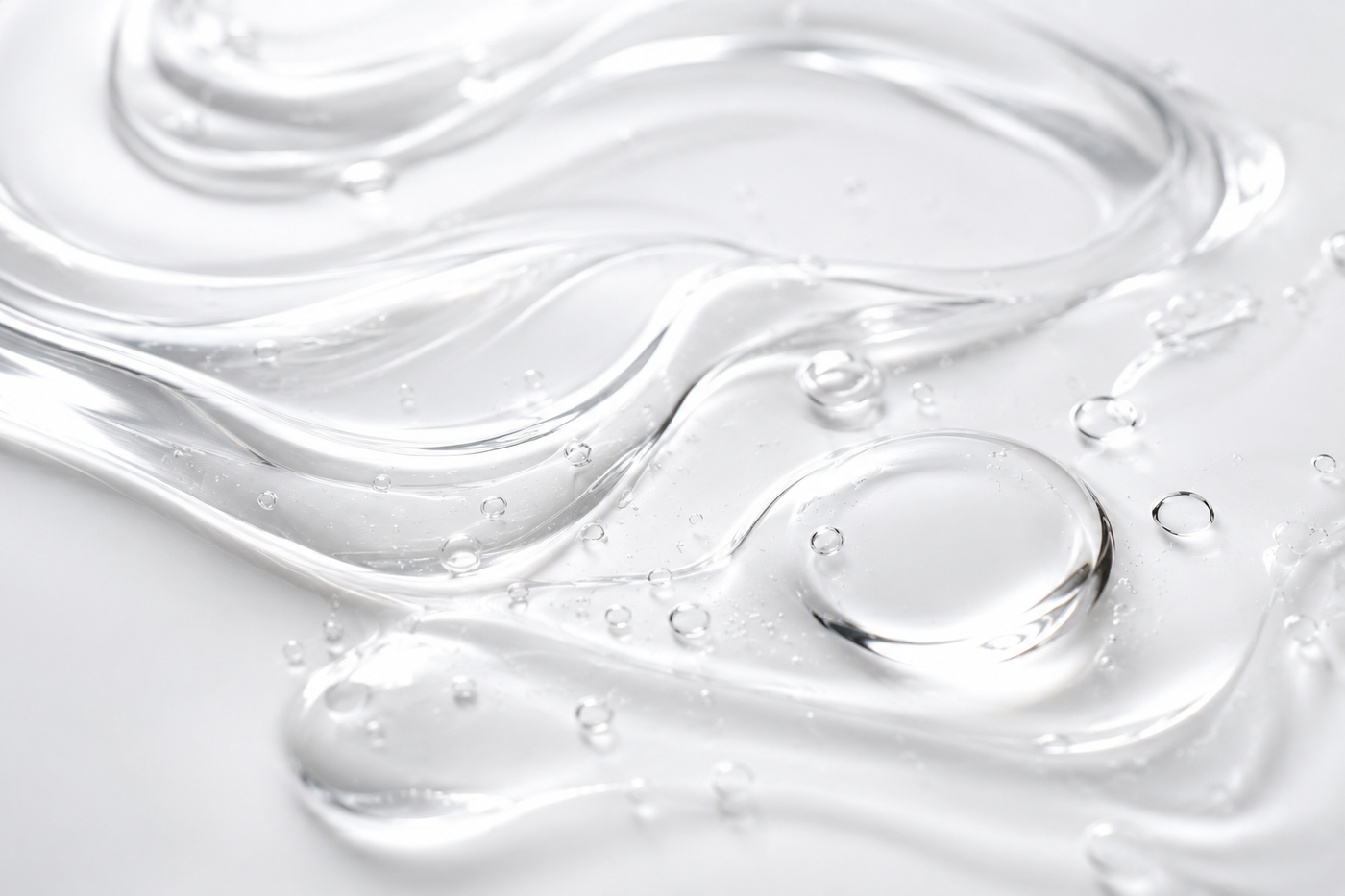 Texture de gel cosmétique transparent, lisse et brillante illustrant les silicones et polymères synthétiques exclus par Inura.