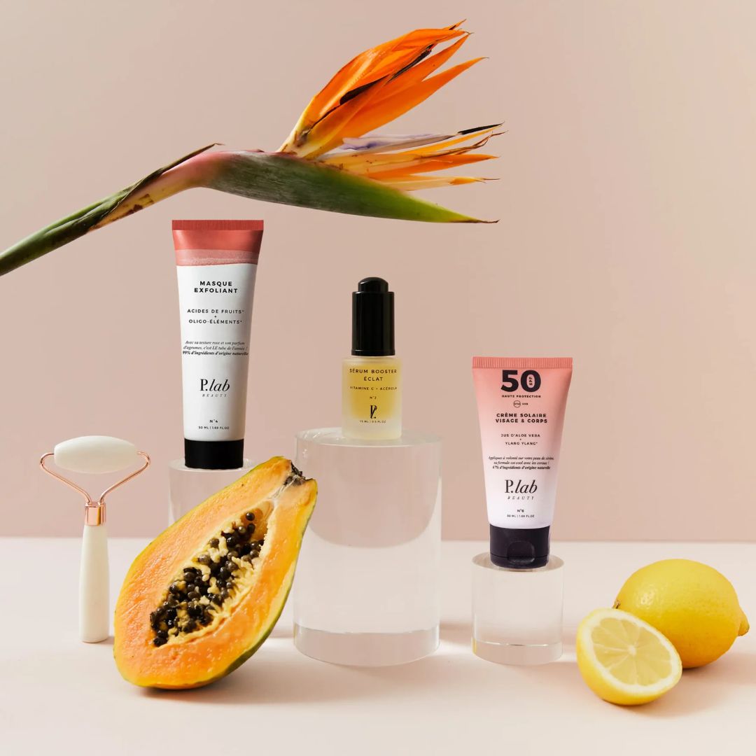 Produits P.Lab Beauty dans un décor épuré évoquant des emballages recyclés, recyclables et durables.