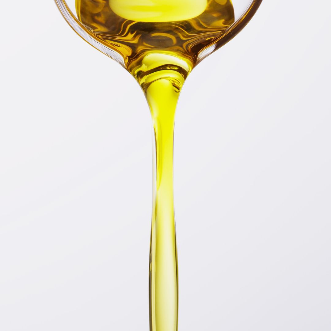 Ingrédient upcyclé mis en scène de façon minimaliste pour illustrer une démarche circulaire en cosmétique.
