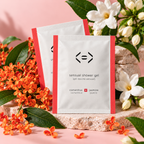 Deux recharges de gel douche Less is More Osmanthus et Jasmin entourées de fleurs