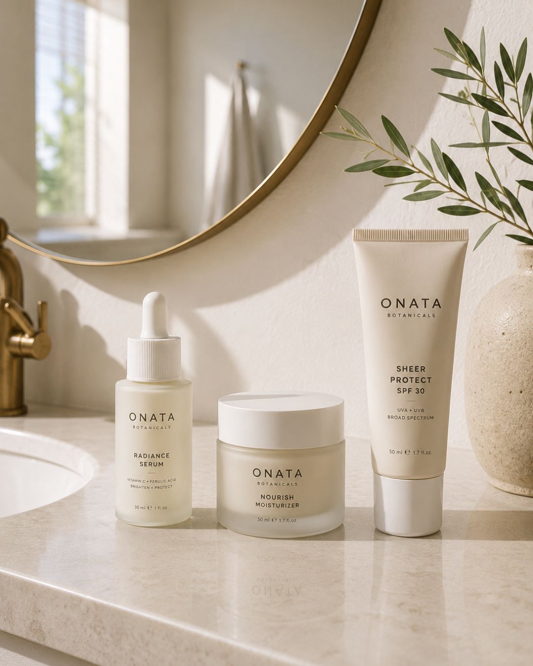 Routine simple avec sérum, crème hydratante et protection solaire pour un teint uniforme