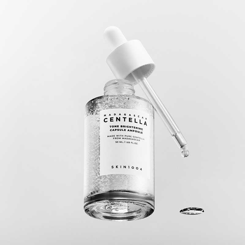 Texture fluide de la Tone Brightening Capsule Ampoule SKIN1004, ampoule visage aux micro-capsules éclat au fini non collant.