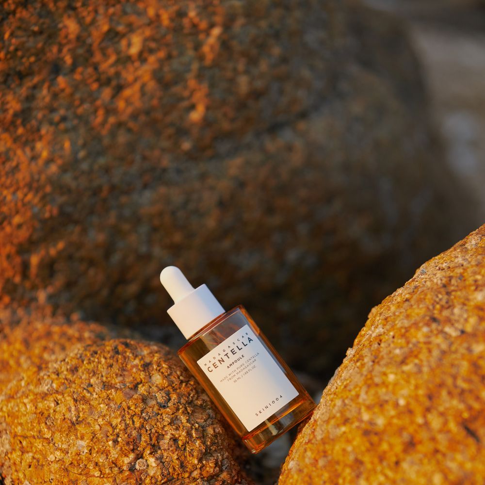 Flacon de Madagascar Centella Ampoule SKIN1004, soin visage apaisant à la texture aqueuse et légère.