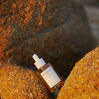 Flacon de Madagascar Centella Ampoule SKIN1004, soin visage apaisant à la texture aqueuse et légère.