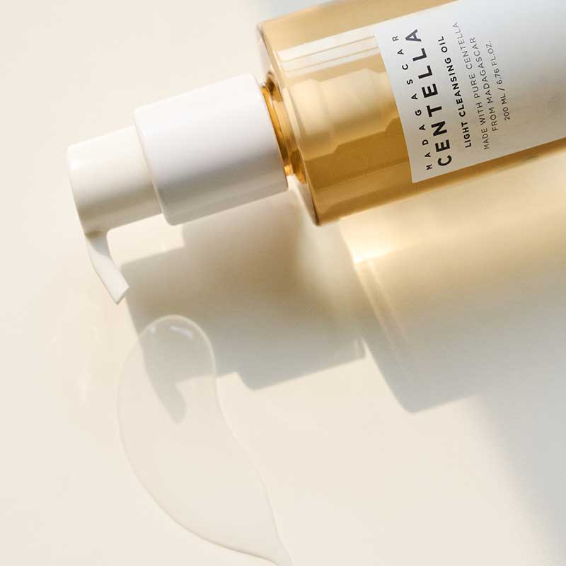 Flacons de l’huile démaquillante SKIN1004 à la centella asiatica, soin nettoyant pour laisser la peau fraîche et confortable.