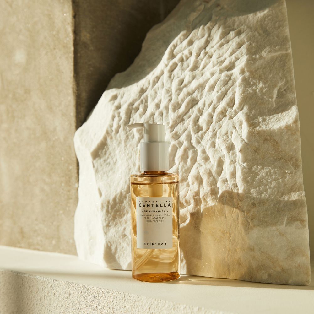 Centella Light Cleansing Oil SKIN1004, huile nettoyante légère à la centella pour dissoudre maquillage et impuretés.