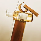 Texture huile légère de la Centella Light Cleansing Oil SKIN1004, soin nettoyant pour émulsionner maquillage et impuretés.