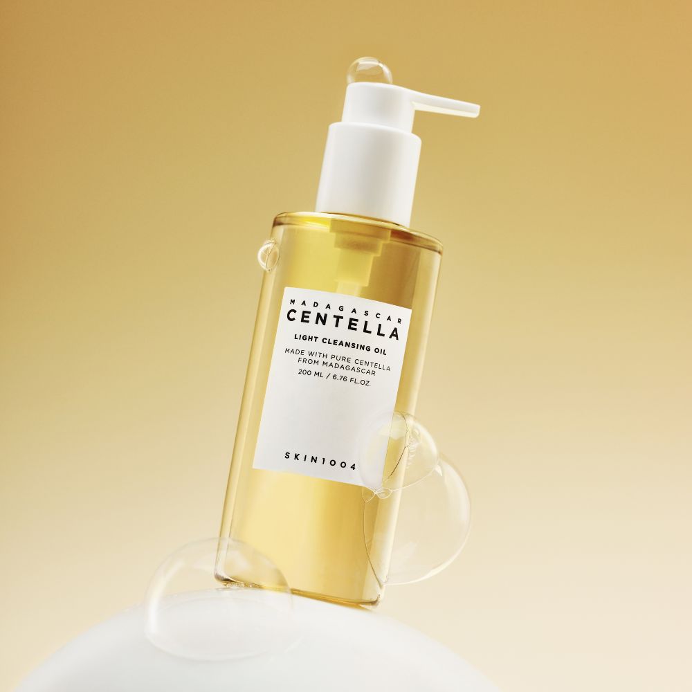 Huile démaquillante SKIN1004 pour le double nettoyage, soin K-Beauty léger qui aide à retirer maquillage et solaire.