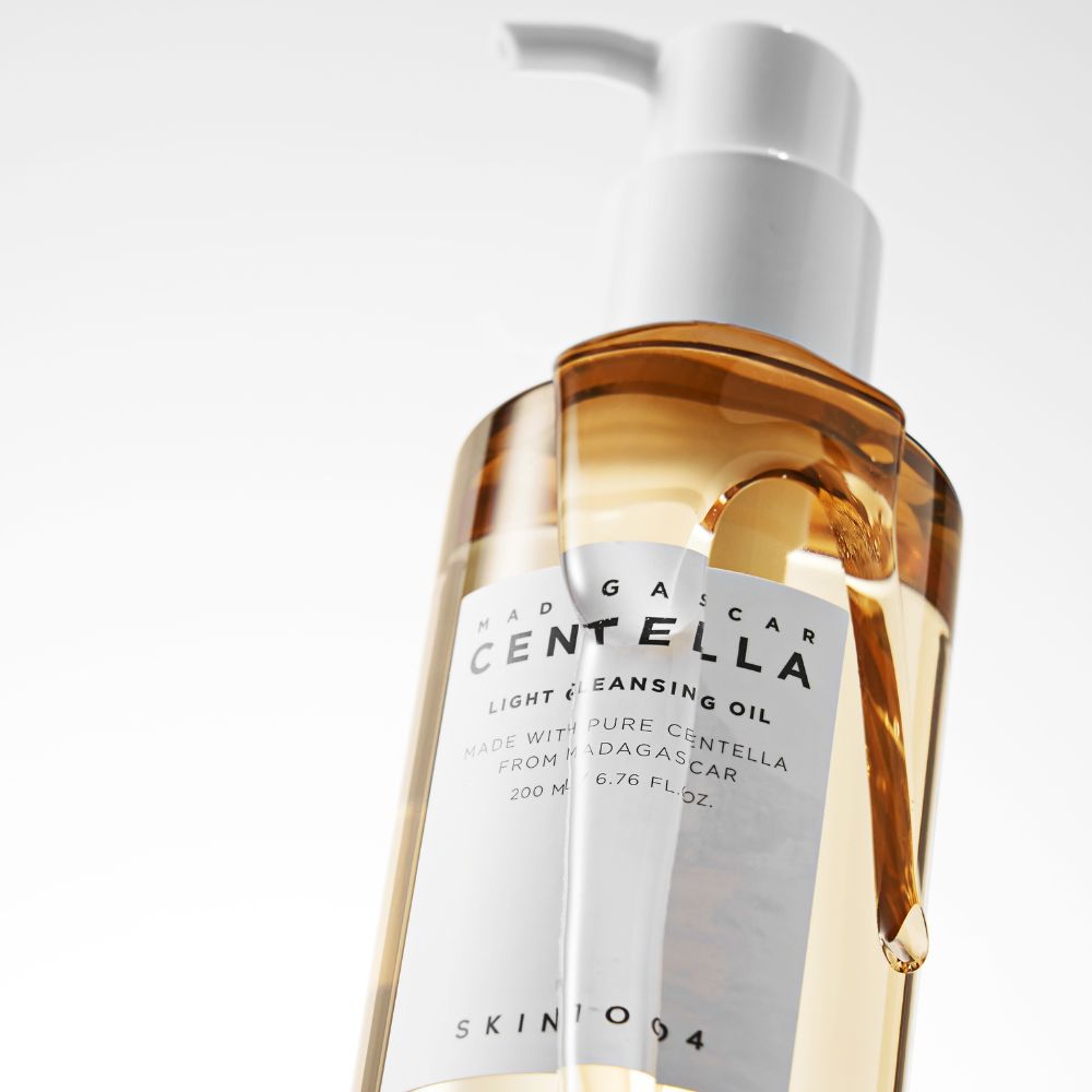 Texture fluide de l’huile démaquillante légère SKIN1004, nettoyant visage à la centella asiatica au fini confortable.