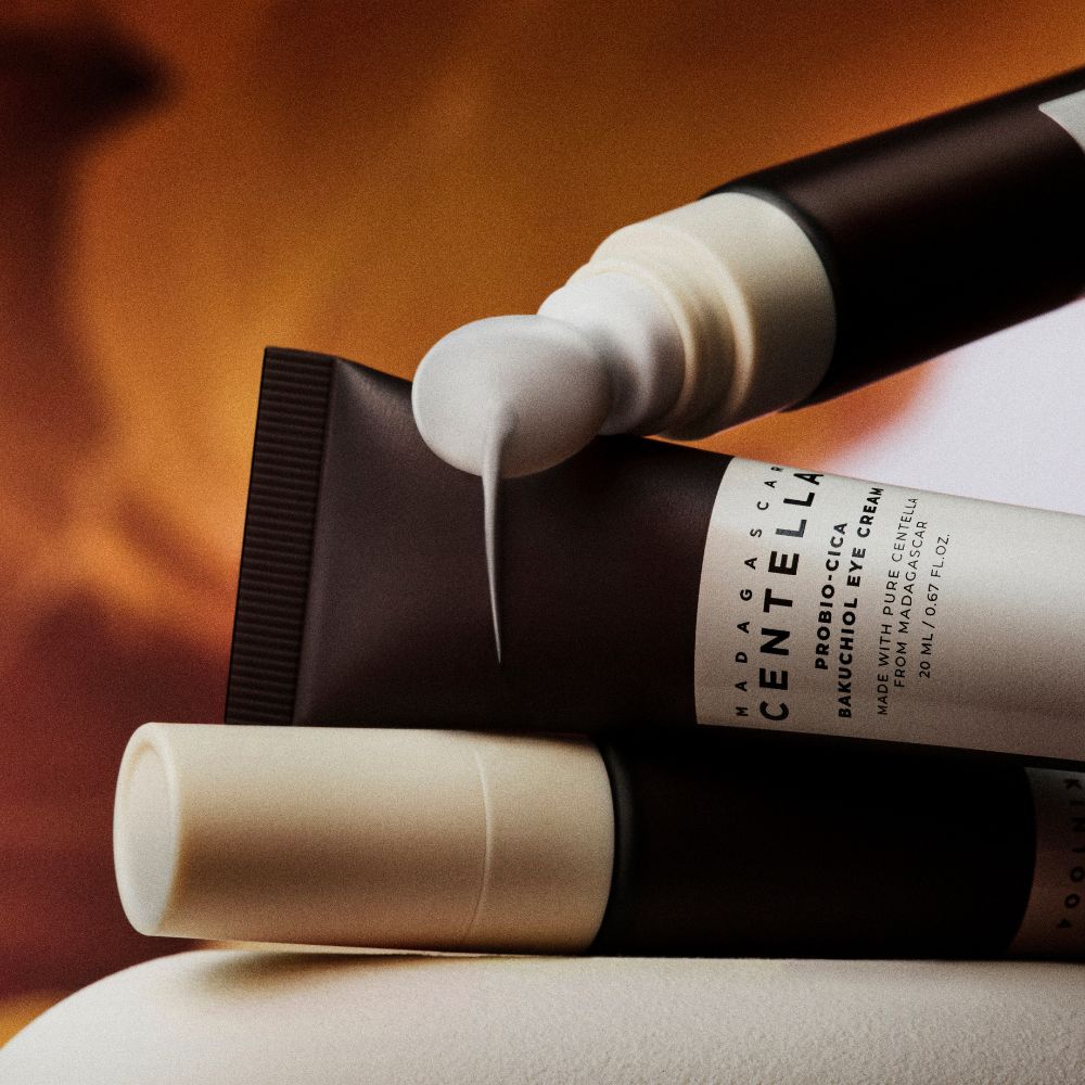 Applicateur de la crème contour des yeux Probio-Cica Bakuchiol SKIN1004, conçu pour masser les zones fines du visage.