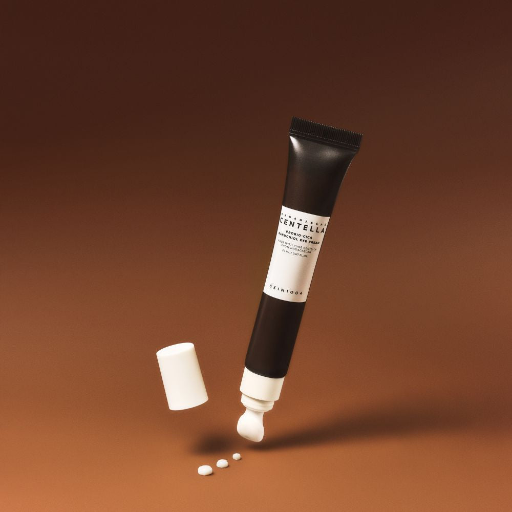 Texture riche de la crème contour des yeux Probio-Cica Bakuchiol SKIN1004, formule à absorption rapide pour peau fine.