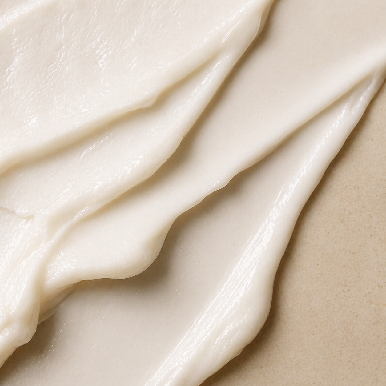 texture de crème riche aux céramides illustrant une hydratation profonde et le renforcement de la barrière cutanée