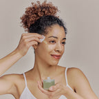 Application du Cactus Bouncy Serum Whamisa, sérum visage hydratant à intégrer dans une routine de soin.