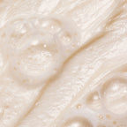 Texture mousse douce de la crème nettoyante Whamisa aux fleurs fermentées, soin nettoyant pour une peau fraîche et confortable.