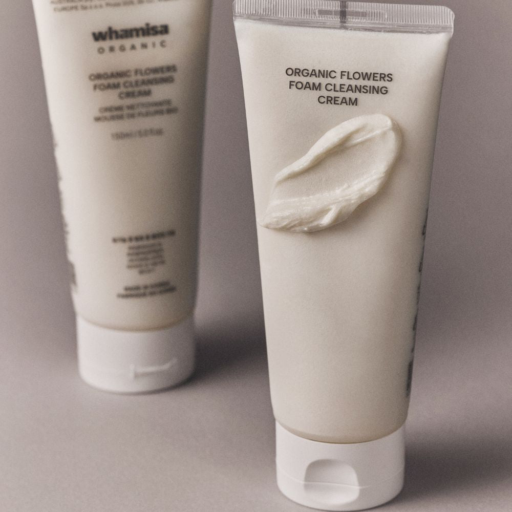 Texture nacrée de la crème nettoyante Whamisa, soin visage moussant pour nettoyer sans sensation de sécheresse.