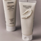 Texture nacrée de la crème nettoyante Whamisa, soin visage moussant pour nettoyer sans sensation de sécheresse.