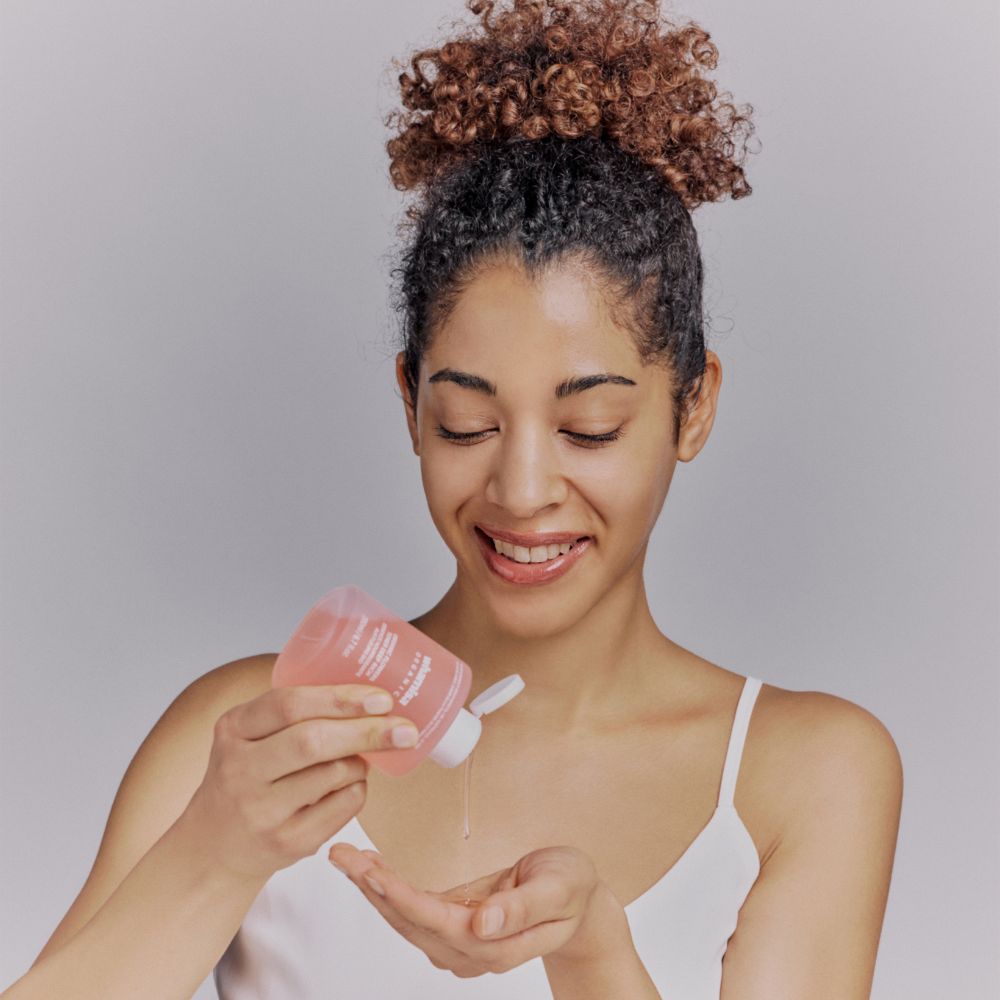 Application de l’essence nourrissante Whamisa, toner hydratant type essence pour une routine visage K-Beauty.