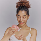 Application de l’essence nourrissante Whamisa, toner hydratant type essence pour une routine visage K-Beauty.