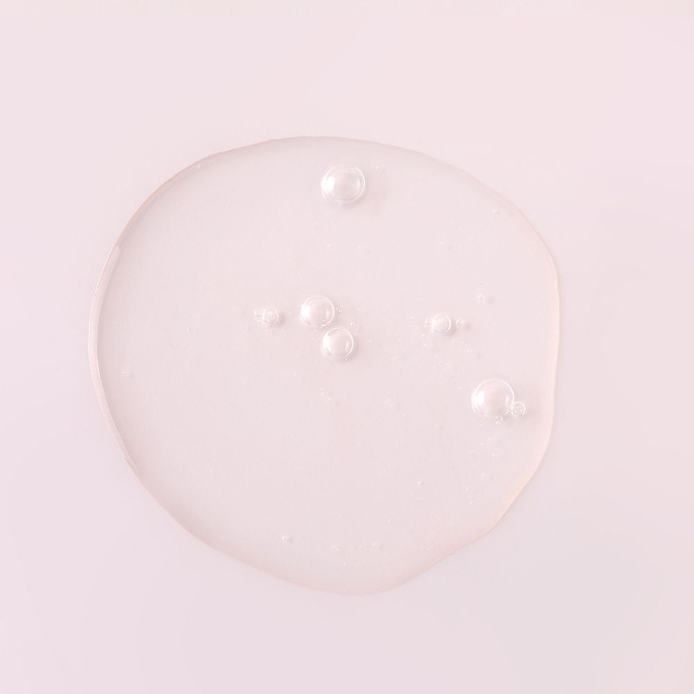 Texture fluide de l’essence nourrissante Whamisa, toner visage hydratant à base d’aloe vera bio.