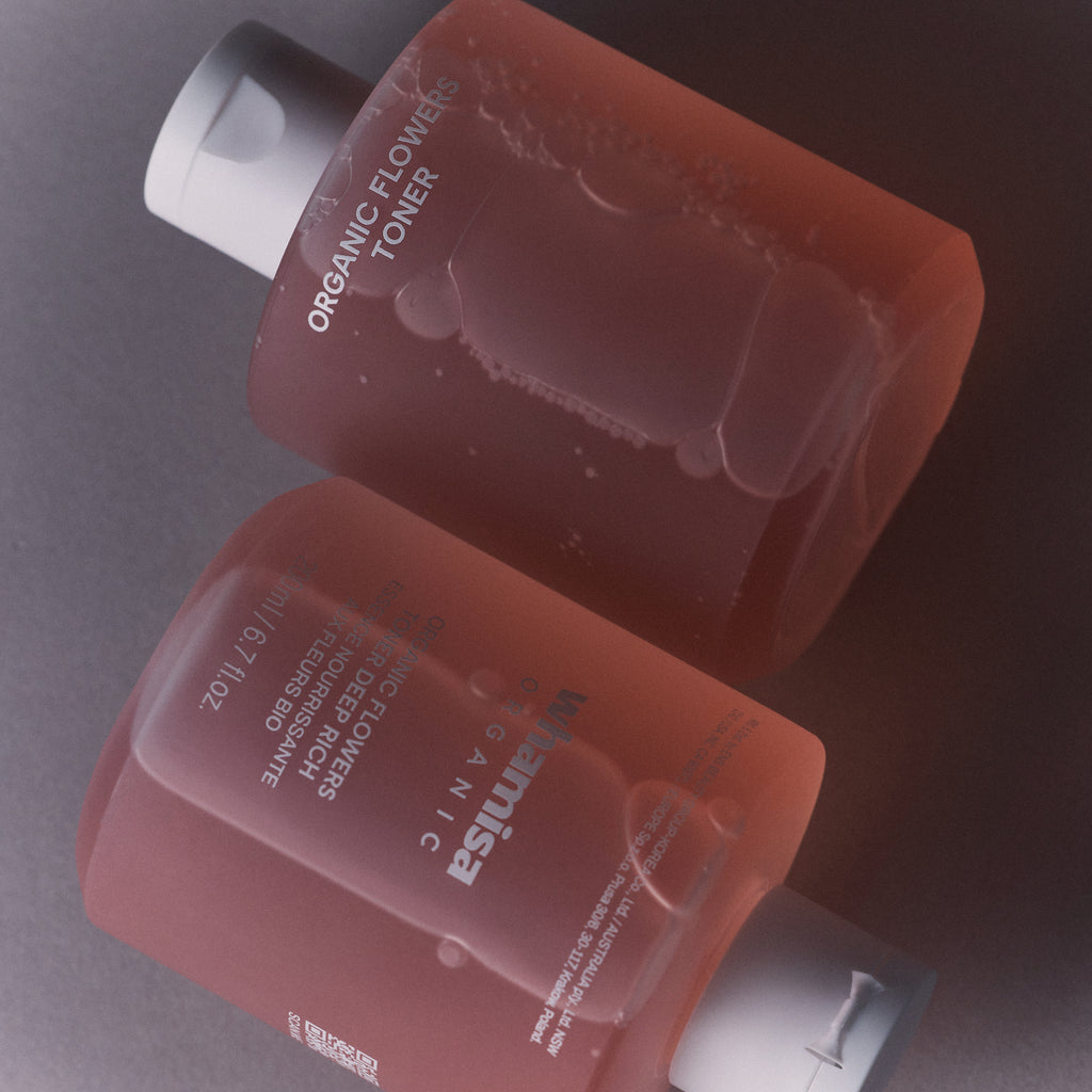 Flacons de l’essence visage Whamisa à l’aloe vera bio et aux fleurs fermentées, soin hydratant sélectionné par Inura.