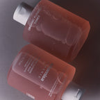 Flacons de l’essence visage Whamisa à l’aloe vera bio et aux fleurs fermentées, soin hydratant sélectionné par Inura.