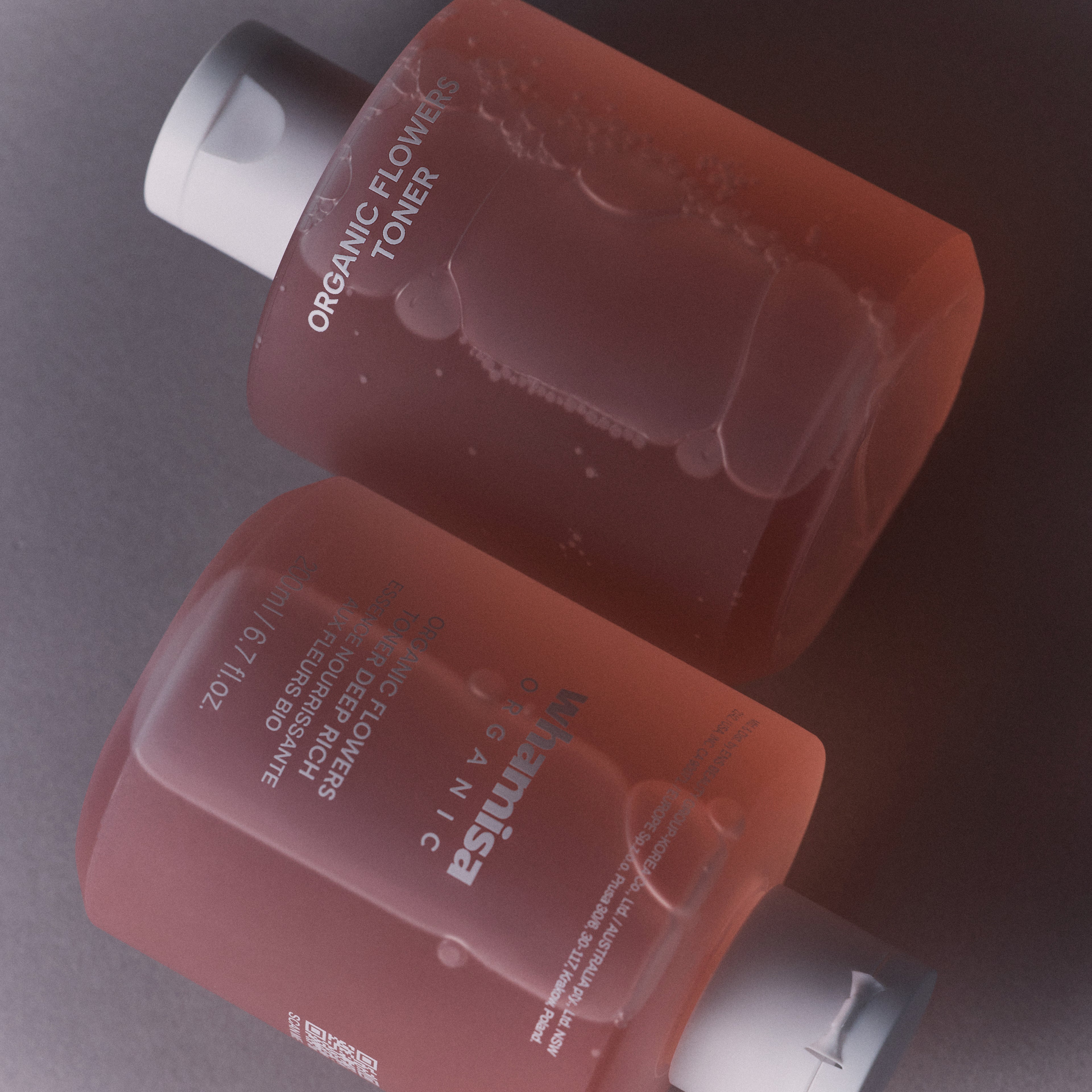 Flacons de l’essence visage Whamisa à l’aloe vera bio et aux fleurs fermentées, soin hydratant sélectionné par Inura.