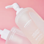 Flacons de l’huile démaquillante Whamisa aux huiles biologiques et fleurs fermentées, soin nettoyant doux pour le visage.