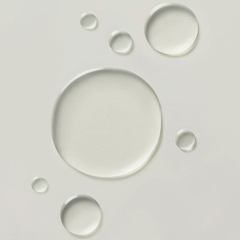 Texture huile souple de l’huile démaquillante Whamisa, soin nettoyant visage qui aide à dissoudre maquillage et impuretés.