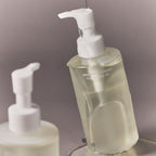 Huile démaquillante visage Whamisa, nettoyant K-Beauty aux huiles biologiques pour une routine de double nettoyage.