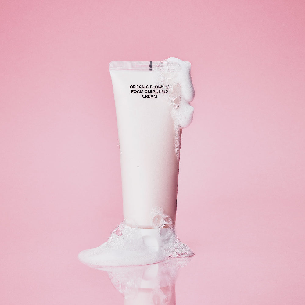 Organic Flowers Foam Cleansing Cream Whamisa, nettoyant visage K-Beauty à la texture crème qui mousse au contact de l’eau.
